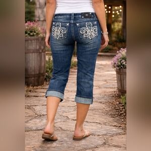 Miss Me Signature Cuffed Capri Jeans Fleur de Lis on Pockets Size 30